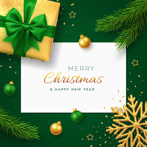 Fondo de Navidad verde con banner de papel cuadrado, caja de regalo realista con lazo verde, ramas de pino, estrellas doradas y copo de nieve brillante, adorno de bolas. Fondo de Navidad, tarjetas de felicitación. Vector.
