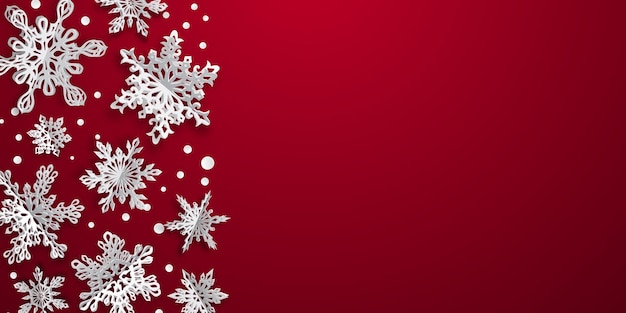 Fondo navideño con copos de nieve de papel de volumen con sombras suaves sobre fondo rojo
