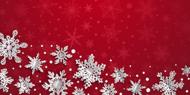 Fondo navideño con copos de nieve de papel de volumen con sombras suaves sobre fondo rojo