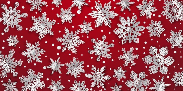 Fondo navideño con copos de nieve de papel de volumen con sombras suaves sobre fondo rojo