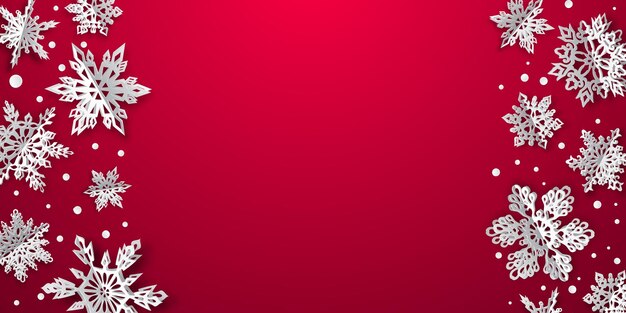 Fondo navideño con copos de nieve de papel de volumen con sombras suaves sobre fondo rojo