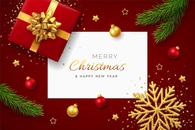 Fondo navideño con tarjeta de papel, caja de regalo roja realista con lazo dorado, ramas de pino, estrellas doradas y bolas navideñas
