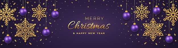 Fondo púrpura de Navidad con bolas y copos de nieve dorados brillantes colgantes. Feliz navidad tarjeta de felicitación. Cartel de vacaciones de Navidad y año nuevo, banner web, sitio web de cabecera. Ilustración de vector.