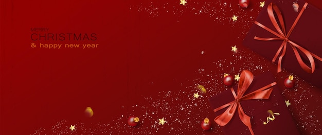 Fondo rojo de navidad y año nuevo con cajas de regalo, bolas decorativas y oropel. banner festivo para web, impresión, decoración de carteles.