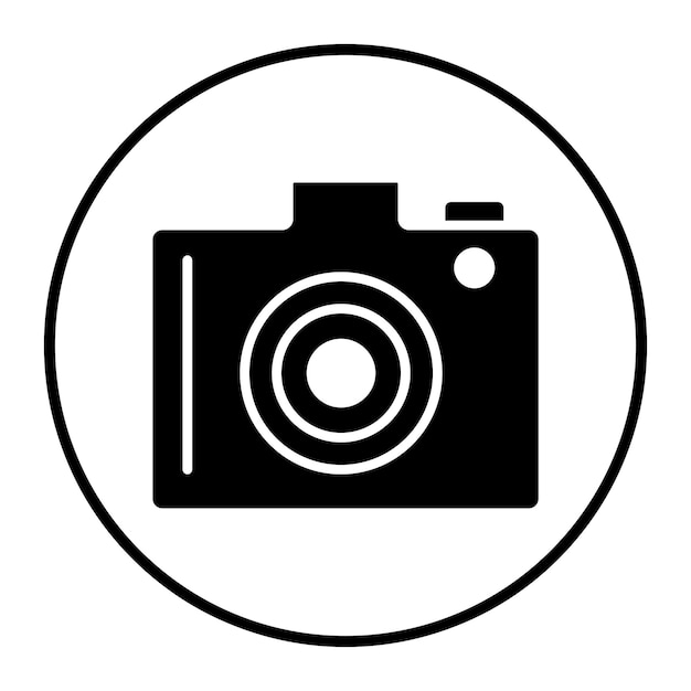 una foto en blanco y negro de una cámara con una tapa de lente