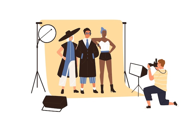 Fotografía de moda entre bastidores Fotógrafo que toma fotos o dispara modelos posando con ropa de moda en un estudio con luz profesional Ilustración vectorial plana aislada sobre fondo blanco