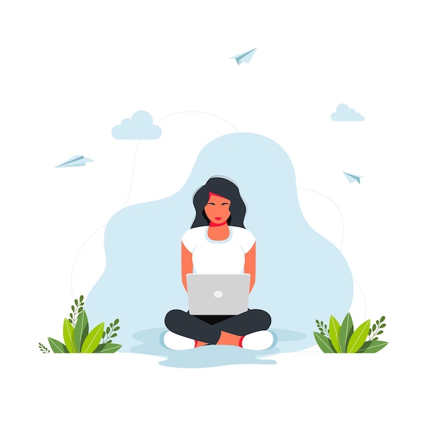 Freelance, estudiar en línea, trabajar desde el concepto de hogar. chica sentada con portátil en posición de loto. La niña se sienta en la posición de loto y trabaja en una computadora portátil con una planta casera de fondo.