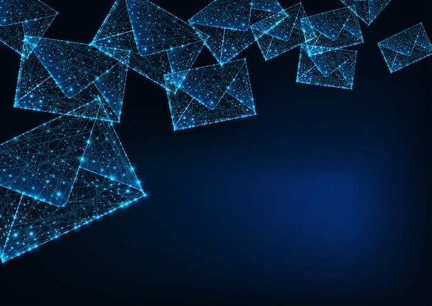 Futurista brillante sobres de correo bajo poligonales y copia espacio para texto sobre fondo azul oscuro.