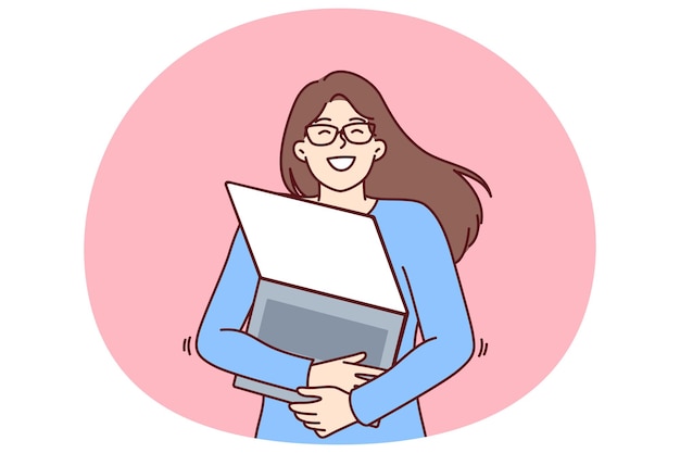 Geek mujer con laptop abraza gadget favorito regocijándose por la oportunidad de aprender a través de internet