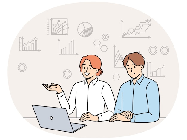 La gente de negocios está sentada en la mesa con una computadora portátil estudiando gráficos y gráficos financieros y usando crm