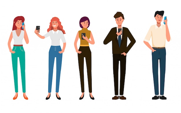 La gente de negocios está utilizando el teléfono móvil para la comunicación en redes sociales.