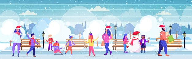 gente con sombreros de santa caminando al aire libre hombres mujeres sosteniendo bolsas de compras niños divirtiéndose compras navideñas vacaciones de invierno concepto urbano parque nevado paisaje