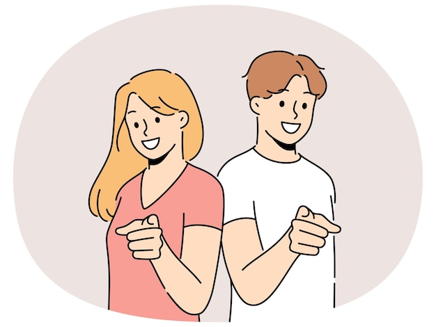 La gente sonriente apunta a la pantalla