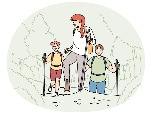 Gente sonriente caminando en las montañas