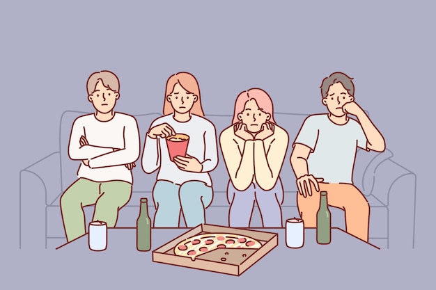 La gente ve una película aburrida sentada en el sofá comiendo bocadillos durante una fiesta de pizza con amigos de la universidad Fin de semana aburrido para estudiantes debido a la falta de comunicación y la falta de temas de conversación comunes