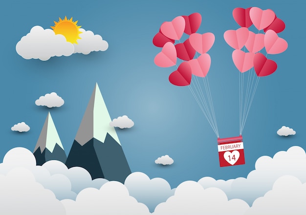 Globos en forma de corazón flotando en el cielo y hermosas montañas