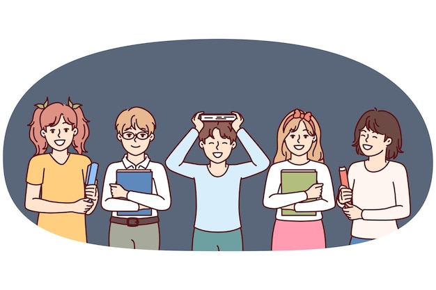 Un grupo de escolares con libros de texto se encuentra cerca y sonríe para anunciar una escuela privada