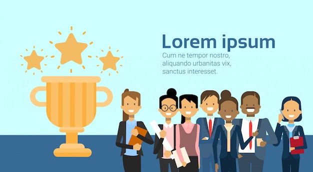 Grupo de exitosos empresarios ganadores sobre el fondo de la Copa de Oro