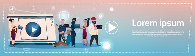 Grupo de la gente con el concepto social de charla de la comunicación de la red de la tableta