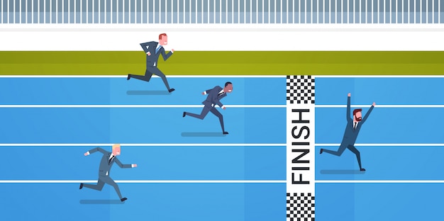 Grupo de hombres de negocios que se ejecutan para terminar el concepto de la dirección y de la competencia