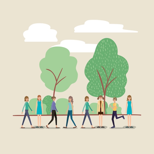 Grupo de mujeres caminando sobre los personajes del parque