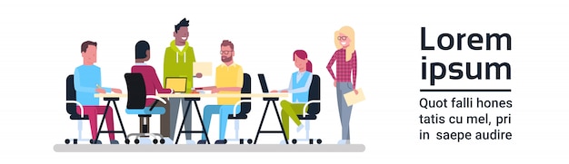 Grupo de personas creativas que trabajan equipo de reunión de negocios sentado en el escritorio de oficina Lluvia de ideas