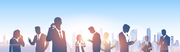 Grupo de personas de negocios Siluetas sobre la ciudad Paisaje Moderno Oficina Red social Comunicación