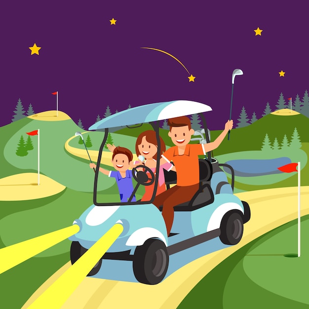 Happy family ride by cart en el campo de golf por la noche.