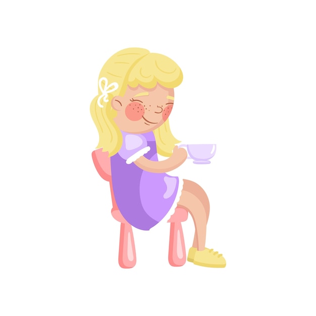 Hermosa chica rubia sentada en una silla de juguete y sosteniendo una taza de té jugando en el vector de dibujos animados de la fiesta del té ilustración sobre un fondo blanco