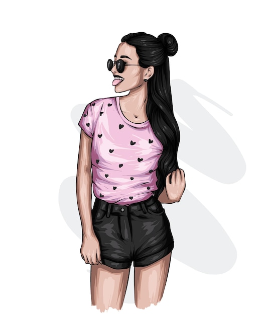 Hermosa chica en top y gafas con estilo shorts