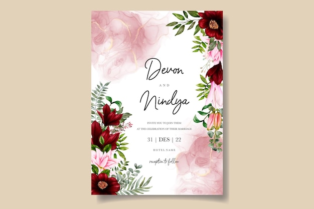 Hermosa tarjeta de invitación de boda con decoración de flores burdeos