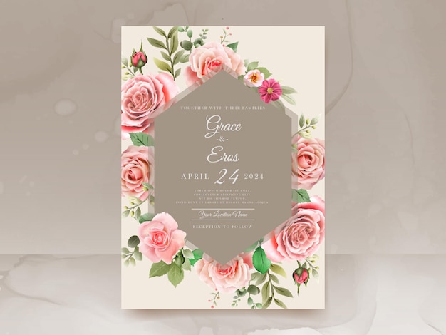 Hermosa tarjeta de invitación de boda con rosas y hojas de color rojo pastel acuarela