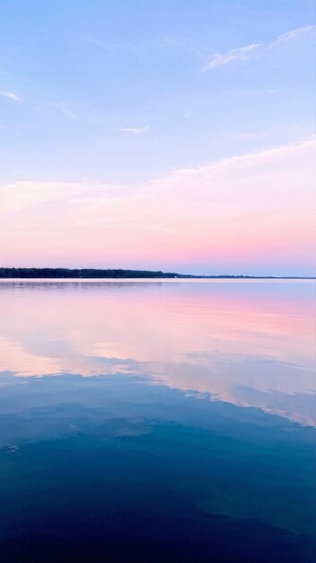 Vector hermoso atardecer sobre el lago