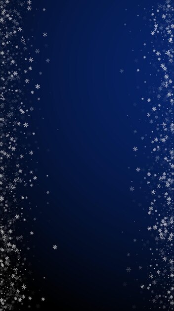 Hermoso fondo de Navidad nevadas. Sutiles copos de nieve voladores y estrellas sobre fondo azul oscuro. Plantilla de superposición de copo de nieve de plata de invierno admirable. Digna ilustración vertical.