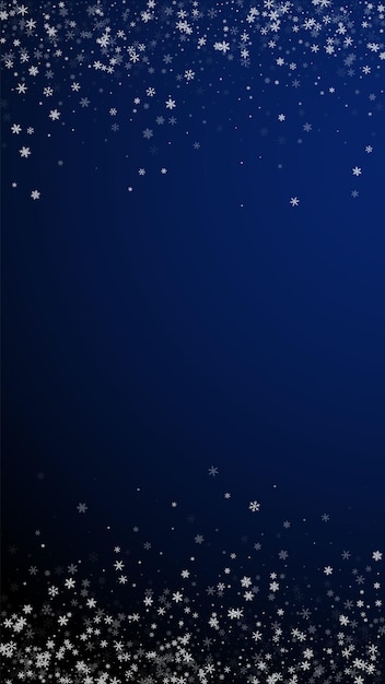 Hermoso fondo de Navidad nevadas. Sutiles copos de nieve voladores y estrellas sobre fondo azul oscuro. Plantilla de superposición de copo de nieve de plata de invierno admirable. Ilustración bastante vertical.