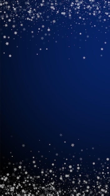 Vector hermoso fondo de navidad nevadas. sutiles copos de nieve voladores y estrellas sobre fondo azul oscuro. plantilla de superposición de copo de nieve de plata de invierno admirable. ilustración bastante vertical.