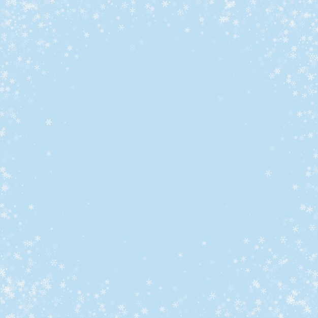Hermoso fondo navideño con nevadas, sutiles copos de nieve voladores y estrellas en el invierno azul claro
