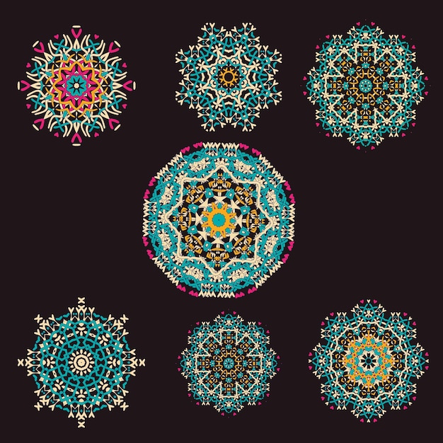 Hermosos y realistas diseños de adornos de mandala de lujo con elementos de círculo geométrico hechos en vector