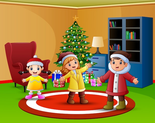 Historieta de niños felices en la sala de estar con el árbol de navidad