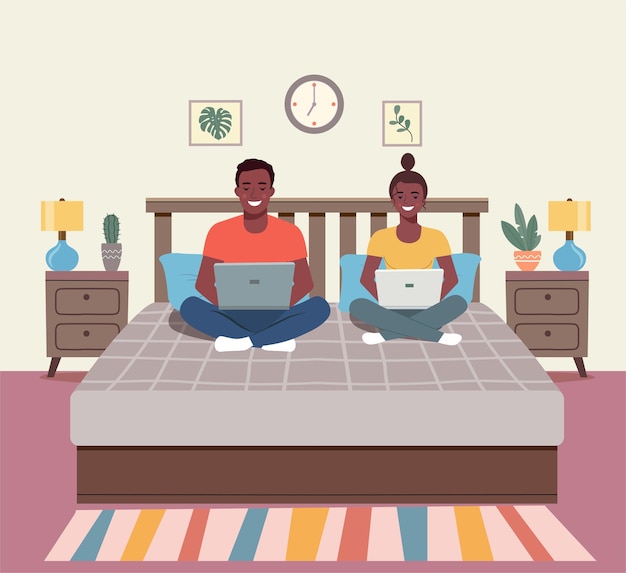 Hombre afroamericano y mujer sentada en el sofá con ordenadores portátiles. Dormitorio de espacio interior. ilustración plana