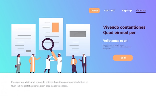 Hombre árabe mano sostener lupa zoom cv reanudar equipo árabe elegir personas