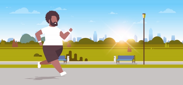 Hombre corriendo chico trotar al aire libre ciudad parque urbano concepto personaje masculino de longitud completa horizontal