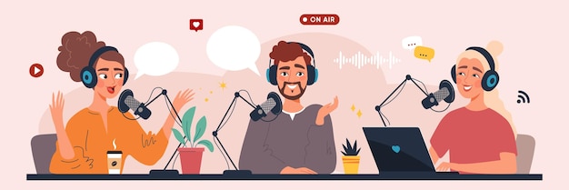 Hombre y dos mujeres con auriculares hablando en micrófonos en un estudio de podcast