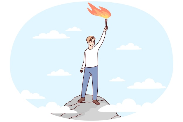 Hombre feliz de pie en el pico de la montaña con fuego en las manos hombre de negocios sonriente llegar a la cima emocionado