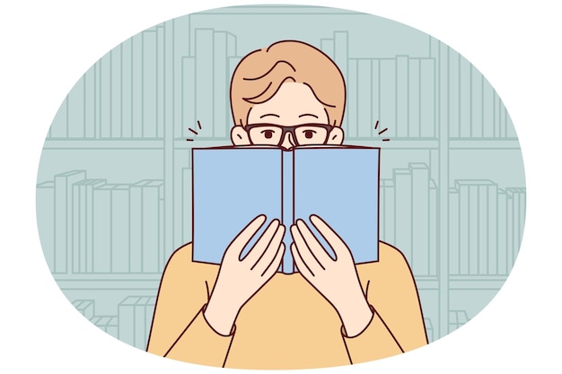 Hombre con gafas leyendo un libro en la biblioteca Hombre feliz con gafas disfrutando de la literatura en la librería