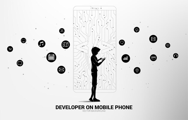 Hombre con icono de etiqueta de programación de desarrollo de software y teléfono móvil en forma de teléfono móvil con gráfico de línea de circuito. Concepto de tecnología de lenguaje de programación y codificación.