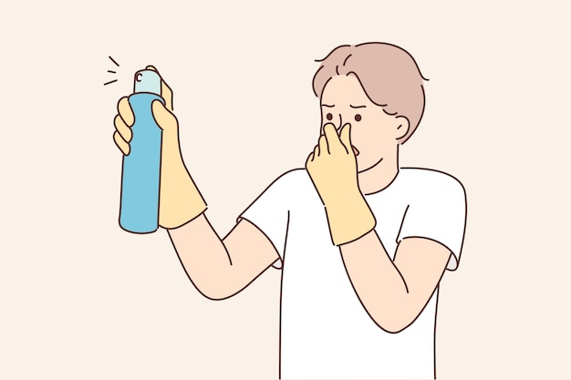 Hombre insatisfecho con spray para eliminar olores desagradables cubre la nariz con ambientador de pulverización manual
