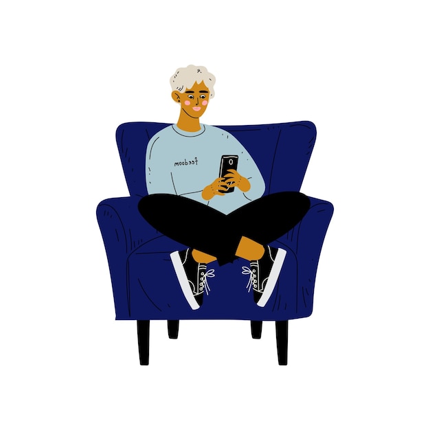 Hombre joven sentado en un sillón con un teléfono inteligente Hombre que pasa el fin de semana en casa y se relaja en casa Ilustración vectorial en fondo blanco