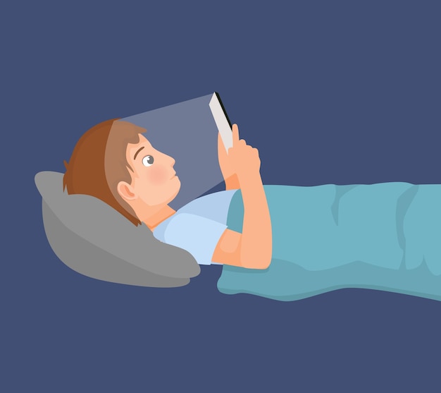 Hombre joven usando teléfono inteligente en la habitación oscura tendido en la cama
