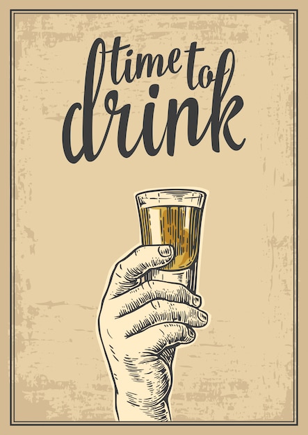 Hombre mano sosteniendo un tiro de bebida de alcohol. ilustración de grabado vintage para etiqueta, cartel, invitación a una fiesta. hora de beber papel viejo fondo beige.